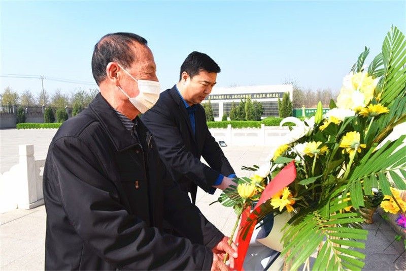 YONGYANG SPECIAL STEEL ORGANIZED CADRES AND WORKERS TO CARRY OUT MEMORIAL ACTIVITIES IN YONGNIAN MARTYRS CEMETERY